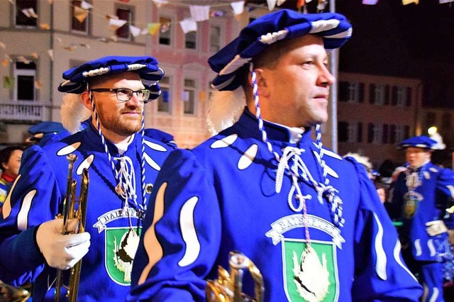 Der  Fanfarenzug Baienfurt war mit seinen blauen Trachten ein echter Hingucker.  | Foto: Hildegard Siebold
