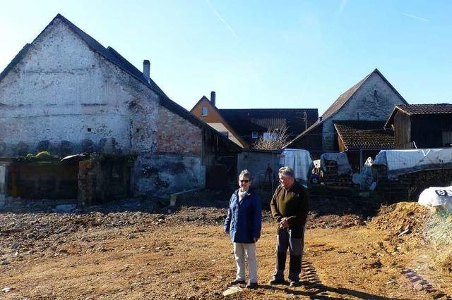 Der Wiederaufbau ist schwer nach dem Grobrand in Hsingen