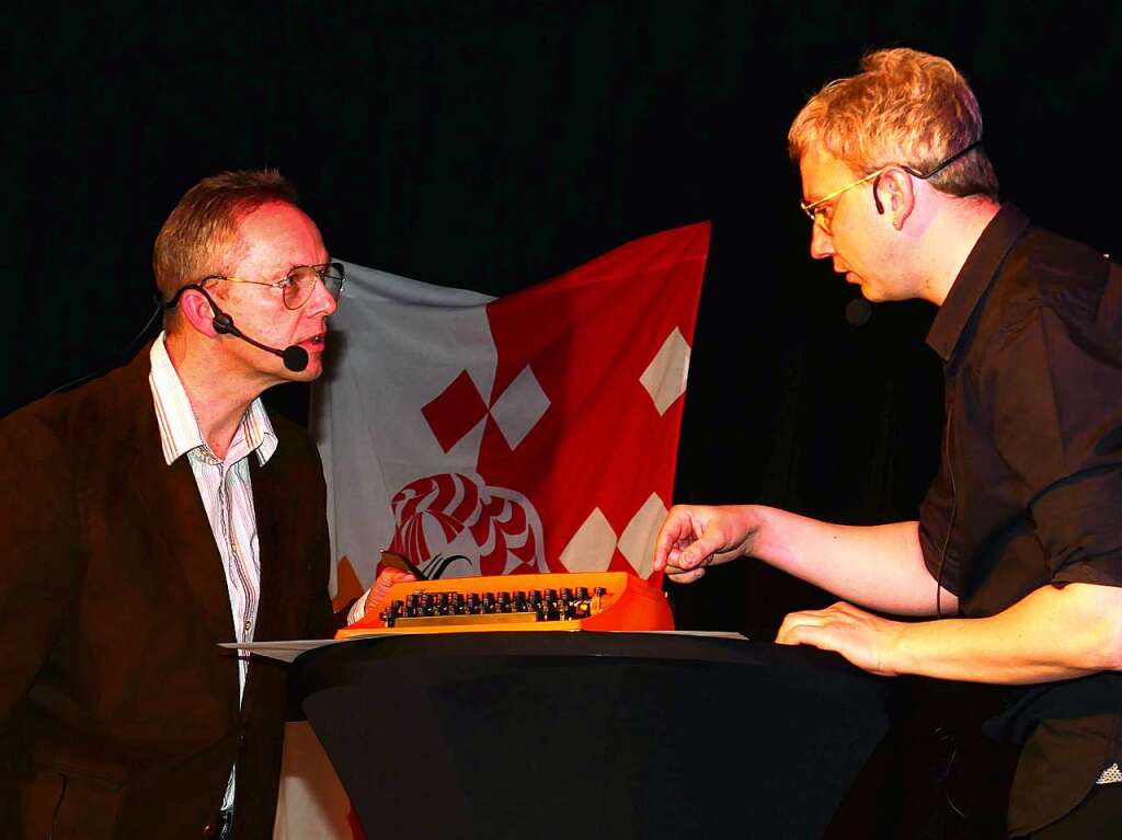 Das hngende f der Schreibmaschine lie Besitzer Armin Hinterseh (links) wie auch Computerreparierer Marc Sigwart (rechts) verzweifeln.