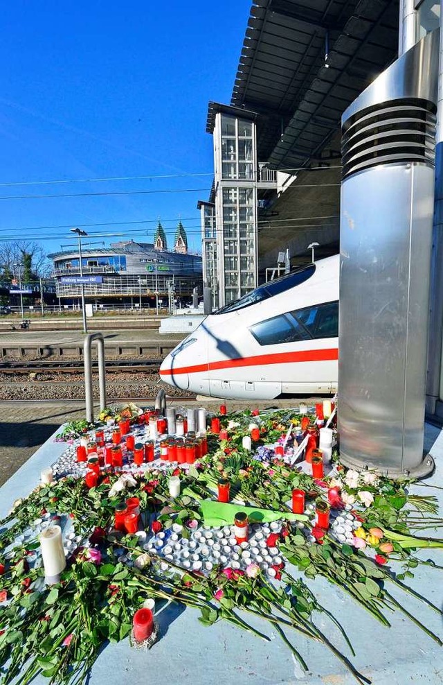 Freunde und Angehrige haben im Gedenk... Freiburger Hauptbahnhof niedergelegt.  | Foto: Michael Bamberger