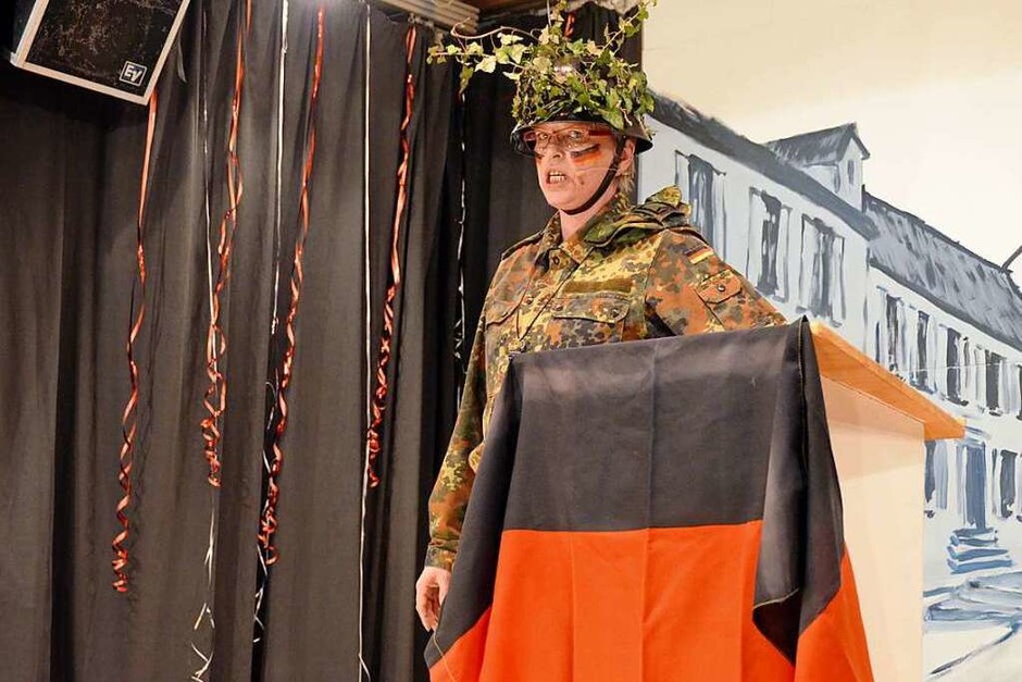 Neu im Programm: Silke Kiefer las als „Feldwebel“ der Bundeswehr die Leviten (Foto: Moritz Lehmann) Neu im Programm: Silke Kiefer las als „Feldwebel“ der Bundeswehr die Leviten (Foto: Moritz Lehmann)