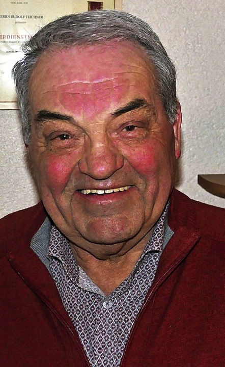 Rudi Teichner ist seit 50 Jahren Dirig... Männergesangvereins Hausen vor Wald.   | Foto: Bombardi