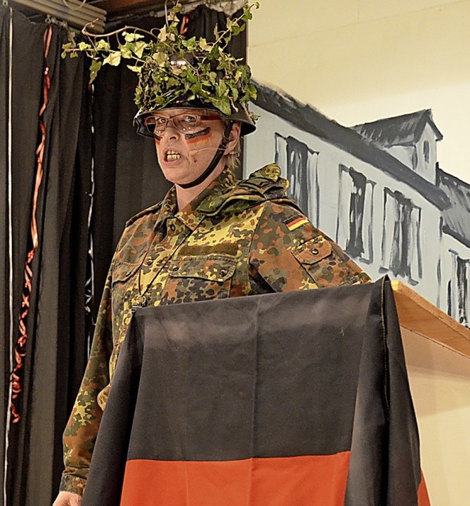 &#8222;Feldwebel&#8220; Silke Kiefer rechnete mit der Bundeswehr ab.  | Foto: Moritz Lehmann