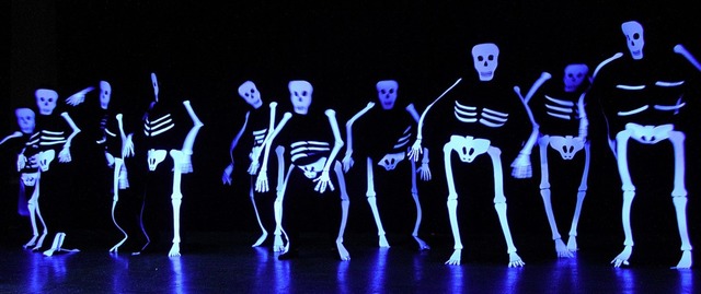 Dass man beim Tanzen auch als Skelett ... eindrucksvoll unter Beweis gestellt.   | Foto: Cremer