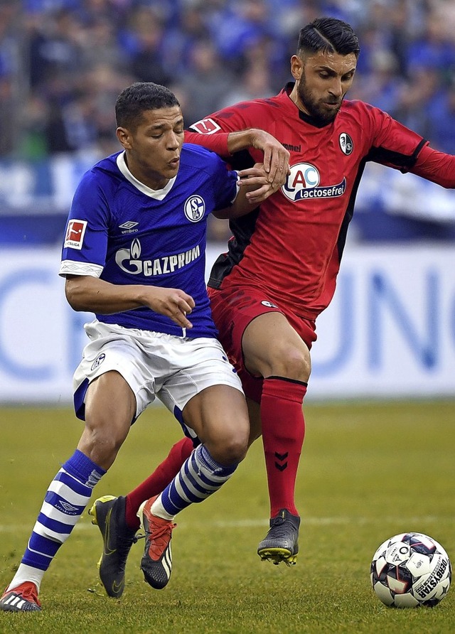 Amine Harit (links) im Zweikampf mit  Vincenzo Grifo   | Foto: dpa