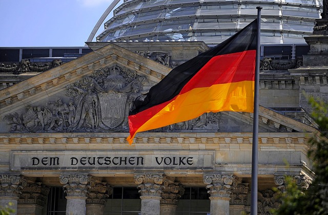 Die deutsche Flagge weht vor dem Reichstagsgebude in Berlin.   | Foto: dpa