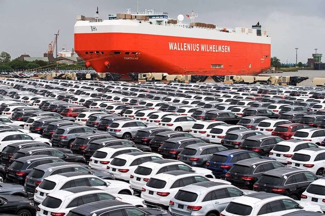 In Deutschland produzierte Autos warten auf die Verschiffung.  | Foto: dpa