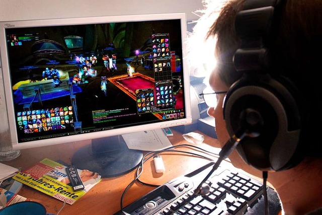 Alleine mit dem PC: junger Gamer  | Foto: dpa