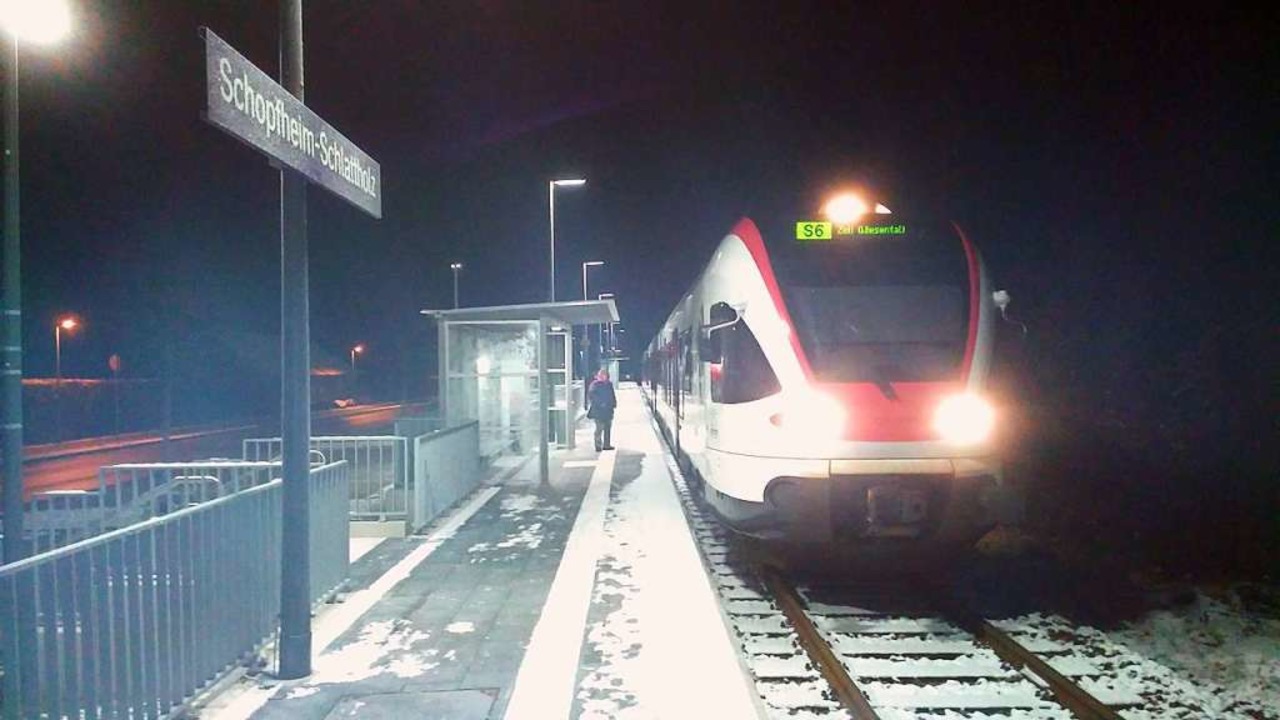 Mit gut einer Stunde Verspätung erreichte die S-Bahn ihr Ziel in Zell.  | Foto: Michael Straub