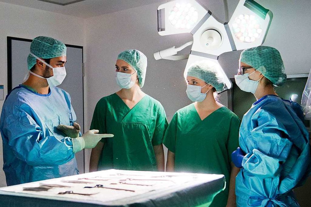 Medizinstudierende bei der Vorbereitung einer Operation.  | Foto: dpa