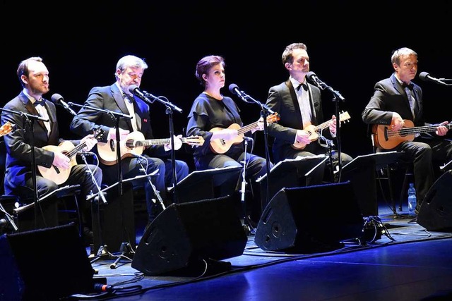 Das Ukulele Orchestra of Great Britain spielte vor voll besetzten Reihen.  | Foto: Kathrin Ganter