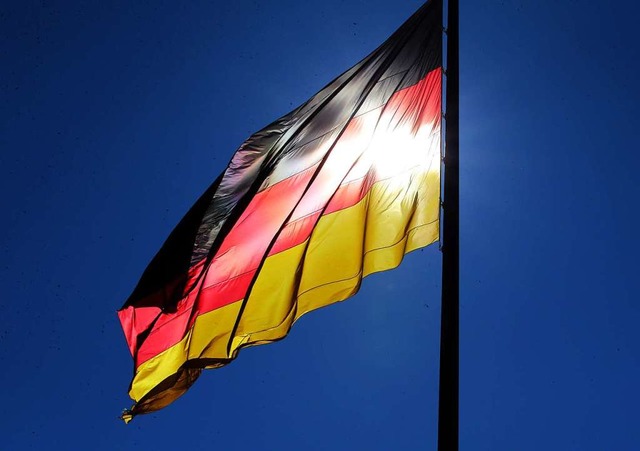 Die schwarz-rot-goldene Flagge der Bundesrepublik Deutschland.  | Foto: dpa