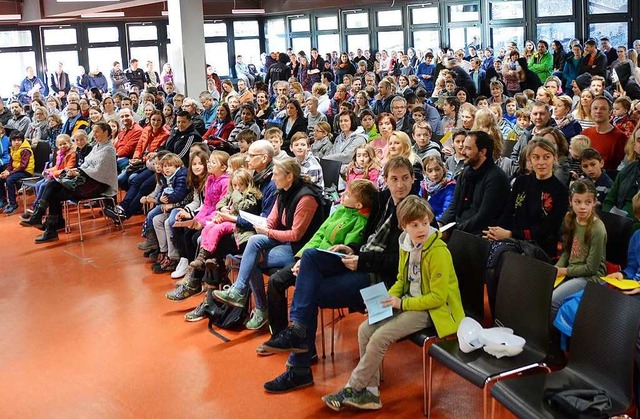 Viele interessierte Grundschler und i...ffenen Tr ans Marie-Curie-Gymnasium .  | Foto: Horatio Gollin