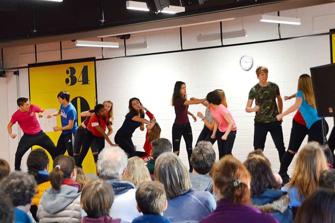 Den Grundschülern einen spannenden Emp...eratur- und Theaterkurs der Oberstufe.  | Foto: Horatio Gollin