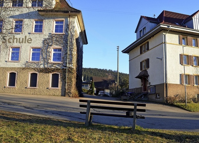 Schule, Halle, Rathaus - die drei Prec...em angrenzenden Wohngebiet Schrahfe.   | Foto: Nikolaus Bayer