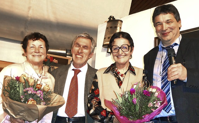 Blumen und Dank fr viele Jahre Theate...b, Karl-Heinz Drck und Christel Joos.  | Foto: Anne Freyer