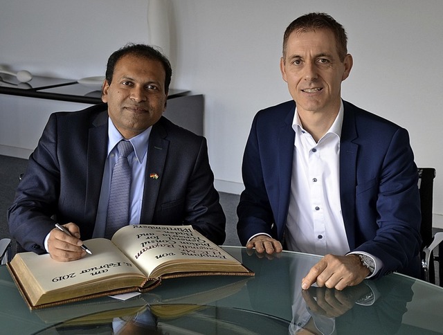 Der indische Konsul Sugandh Rajaram st...einen Besuch im Lrracher Rathaus ab.   | Foto: Stadt Lrrach