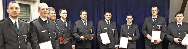 Kommandant Jrgen Bianchi (links) freu...ie vielen Ehrungen bei der Feuerwehr.   | Foto: isabell Bickel