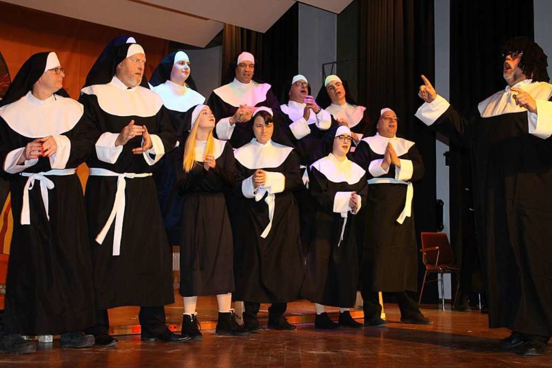 Grandios: Sister-Act von Zunftgarde un...dirigiert von Ober-Nonne OZM Berthold.  | Foto: Karin Heiß