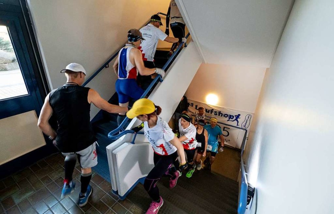 Teilnehmer der Verticalmarathon Weltme...nastifts in Hannover über die Treppen.  | Foto: dpa