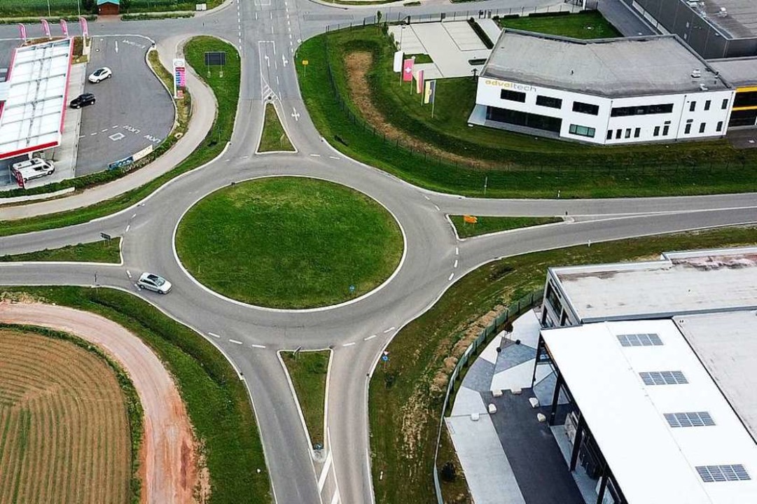 Verkehrsflchen und flache Gewerbebauten bentigen viel Platz.  | Foto: Michael Saurer