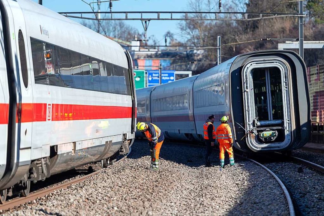 Ein Zug, der auf zwei Gleisen fährt &#...achensuche nach einem Unfall in Basel.  | Foto: dpa