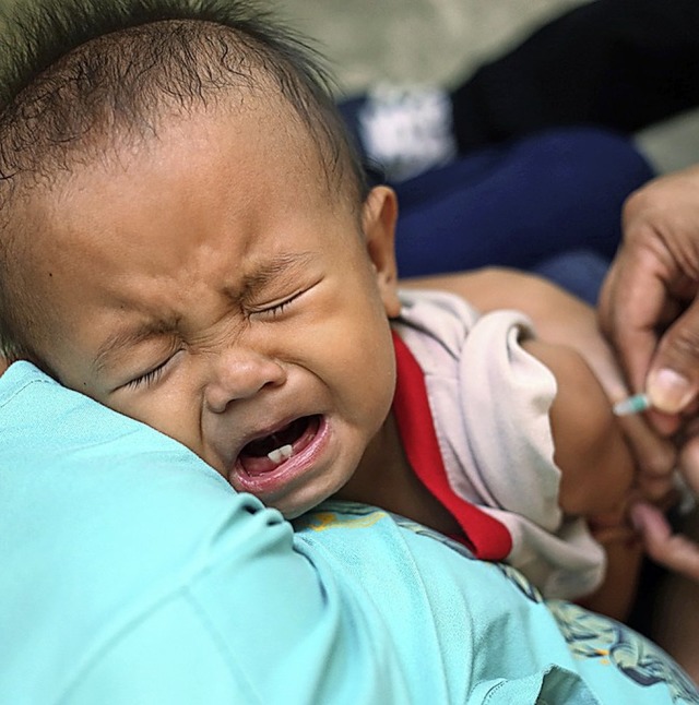 Ein Kind wird auf den Philippinen gegen Masern geimpft.   | Foto: DPA