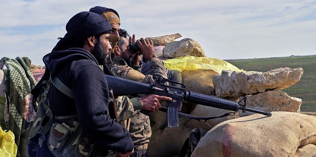 Soldaten der Syrischen Demokratischen Krfte (SDF)  im Einsatz gegen den IS   | Foto: dpa