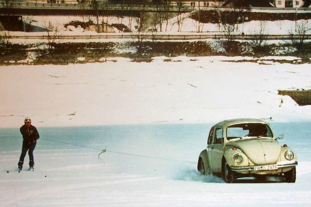 Als ein VW Käfer Skifahrer über den zugefrorenen Schluchsee zog