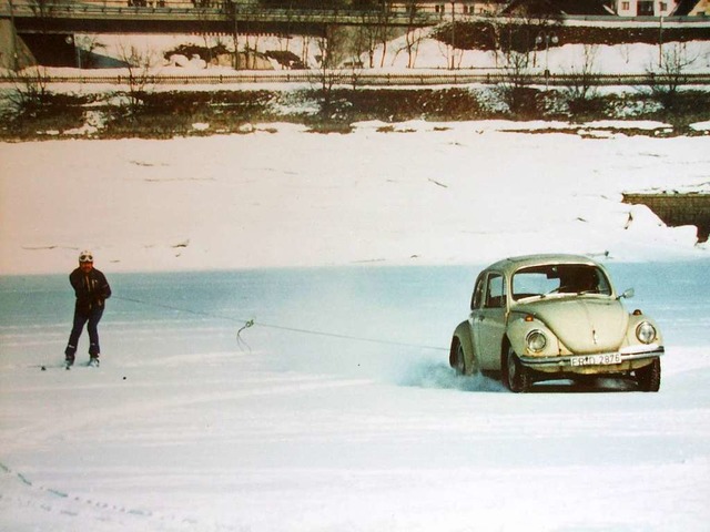 An Fasnacht 1981 fuhr ein Kfer stunde...Schlepp mal einen, mal zwei Skifahrer.  | Foto: Archiv Zapf