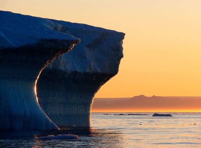 Ein riesiger Eisberg tropft. Auch ihm ist es zu warm geworden.   | Foto: dpa