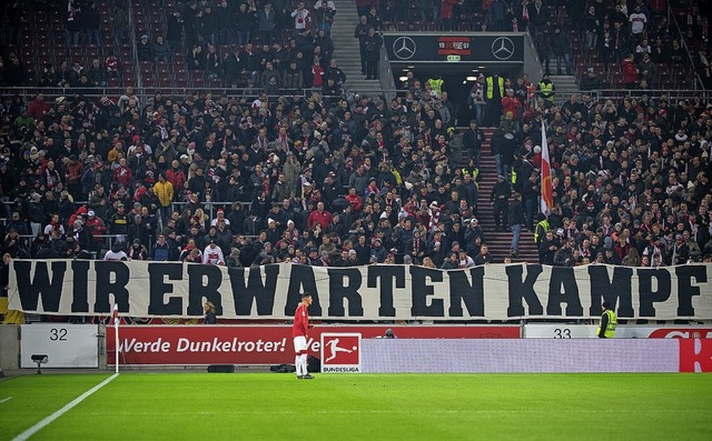 VfB-Fans jedenfalls hngten bei dem  B...ruar ein aussagekrftiges Banner auf.   | Foto: dpa