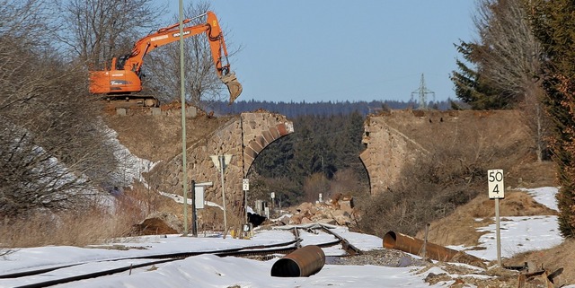 Die Bahnbrcke im Oberwiesenweg gehrt...ill die Stadt anderweitig investieren.  | Foto: Christa Maier