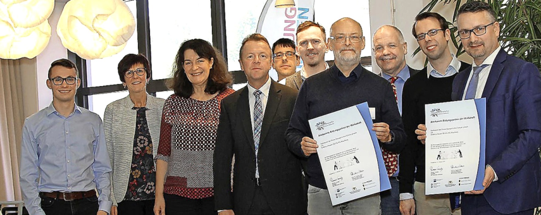 Gemeinsam fr Bildung: Vertreter der F...erzeichnung des Kooperationsvertrages   | Foto: E+H
