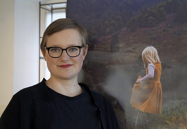 Marcia Friese und eines der Bilder ihr... in der Galerie Helmers zu bestaunen.   | Foto: Silke Hartenstein