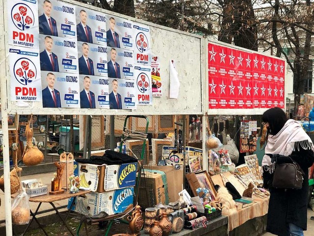 Wahlwerbung auf dem Markt im Stdtchen Cobusca Veche   | Foto: Oliver Bilger