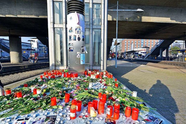 Der Trauerort  am Bahnsteig bei Gleis 2 am Dienstag  | Foto: Michael Bamberger