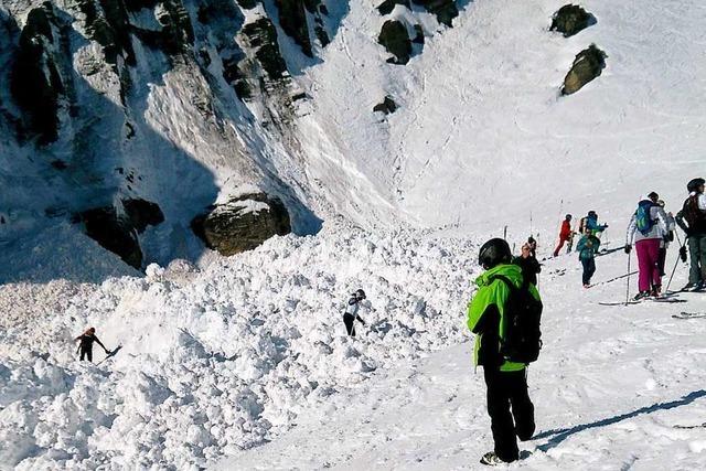 Lawine donnert auf Schweizer Skipiste - mindestens vier Verletzte