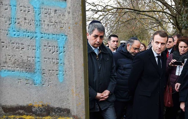Frankreichs Prsident Emmanuel Macron ...n jdischen Friedhof von Quatzenheim.   | Foto: AFP