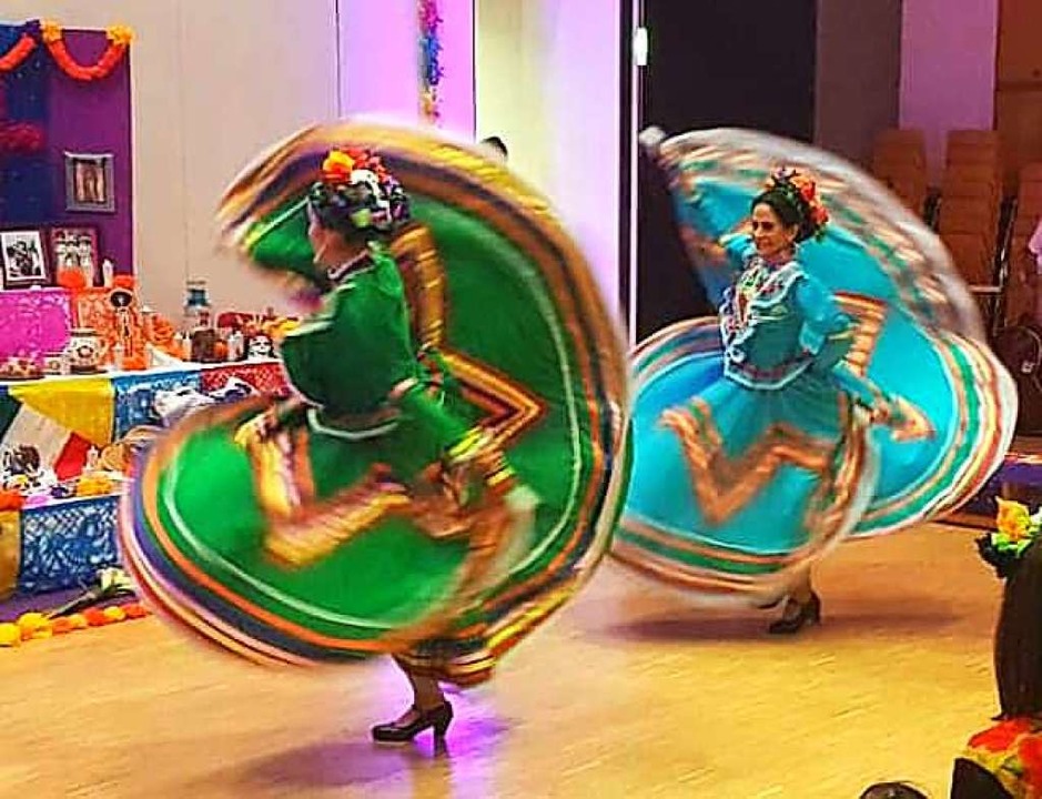 Die farbenfrohen Kleider fliegen schwungvoll durch die Luft.  | Foto: Acutun
