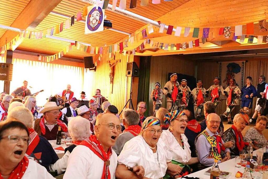 Gute Laune wo man hinsieht - wer die Seniorenfasnet verpasst, ist selbst Schuld, denn hier gibt es für ein paar Stunden Musik, Gesang und Fröhlichkeit. (Foto: Martha Weishaar) Gute Laune wo man hinsieht - wer die Seniorenfasnet verpasst, ist selbst Schuld, denn hier gibt es für ein paar Stunden Musik, Gesang und Fröhlichkeit. (Foto: Martha Weishaar)