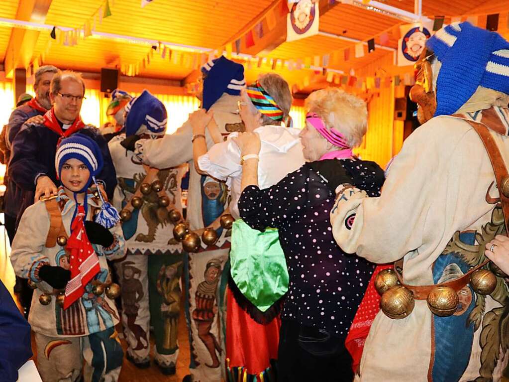 Hhepunkt der Seniorenfasnet ist das Eintreffen der Pflumeschluckerhansele mit anschlieender Polonaise und unaufhrlichem Spiel von Narrenmarsch und „Hnket iie“.