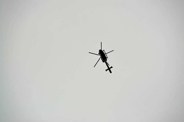 Auch mit einem Hubschrauber wurde nach einer lteren Frau gesucht.  | Foto: Ralf Burgmaier