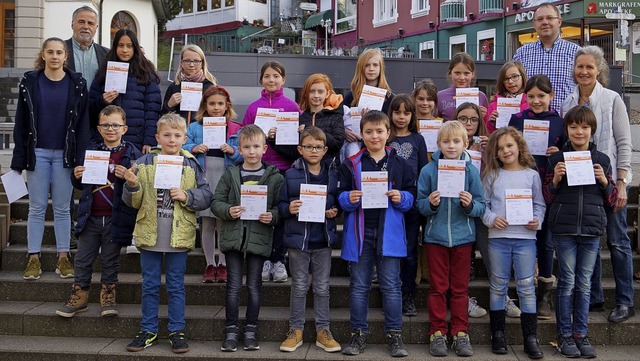 So sehen Sieger aus: Gruppenbild mit S...ungsleiterin Ute Barteldres (rechts).   | Foto: Silke Hartenstein