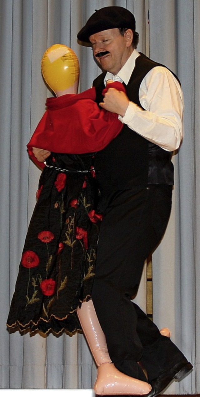 Als inniges Tanzpaar schwebten Detlef ...zer) sorgte fr erfrischende Pointen.   | Foto: Narrenzunft Hsemer Hasen