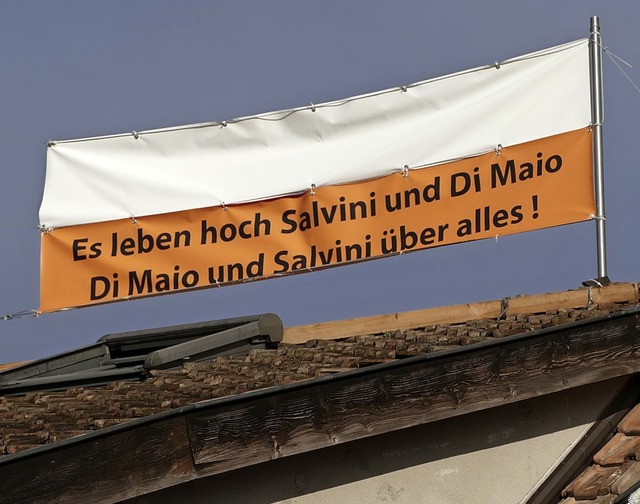 Hier hngt das Banner noch auf dem Hausdach.   | Foto: Dora Schls