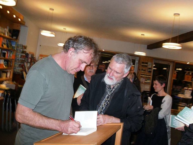 Nach der Lesung signierte der Autor Alex Capus sein Buch.  | Foto: Hartwig Kluge