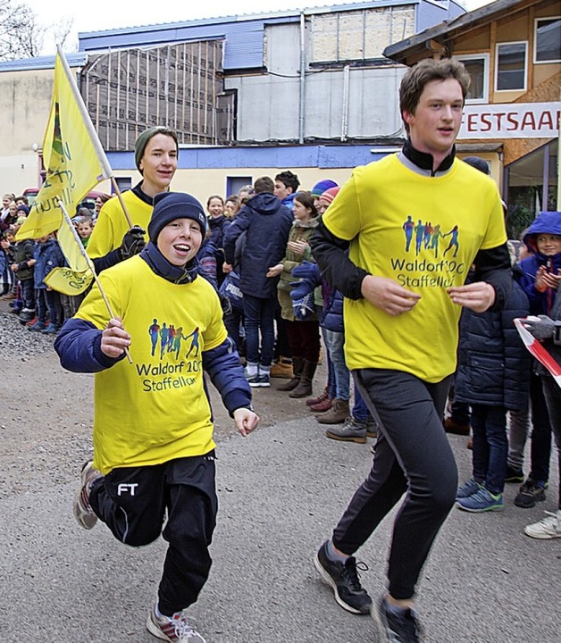 <BZ-FotoAnlauf> Jubilumslauf:</BZ-Fot... und Michael-Schler beim Staffellauf   | Foto: Brigitte Volpert