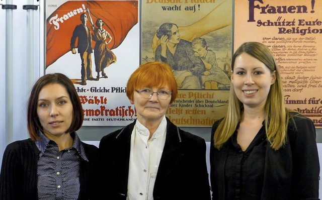 Ana Agatiev (von links), Elke Curdts-M...sa Boos vor historischen Wahlplakaten   | Foto: UTE SCHLER