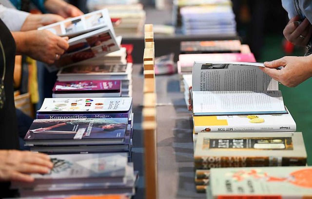 Auswahl und Schnelligkeit sind wichtig fr den Kunden in der Buchhandlung  | Foto: dpa